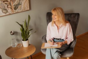 Frau blickt in die Weite – neue Perspektiven im Coaching