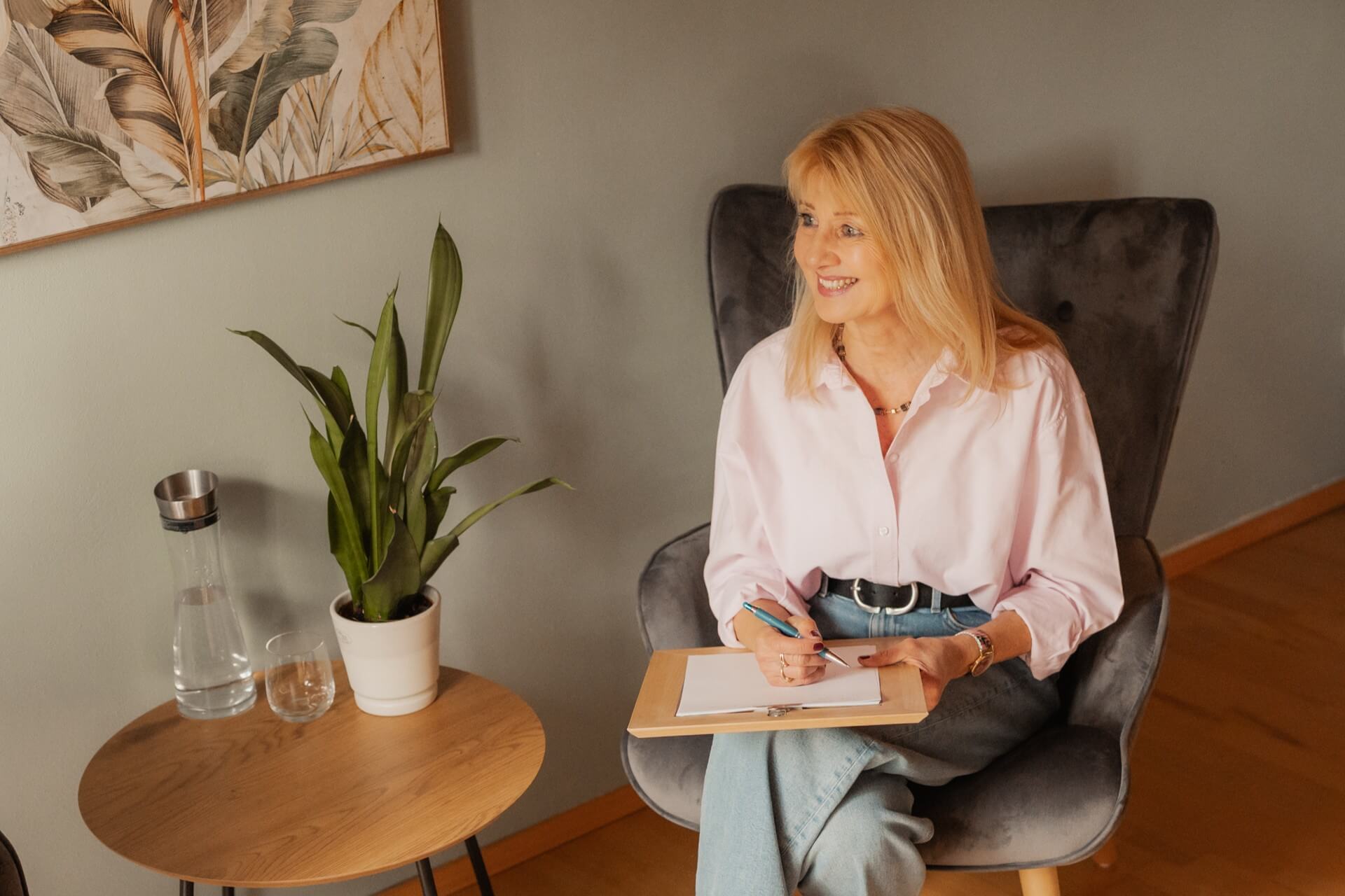 Frau blickt in die Weite – neue Perspektiven im Coaching