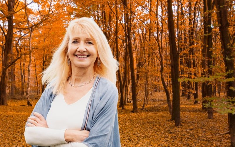 Gina Nauen vor Herbstwald