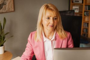 Coach arbeitet achtsam am Schreibtisch – Energie- und Zeitmanagement mit Fokus und Leichtigkeit“