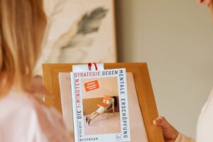 Gina Nauen mit Buch von Cordula Nussbaum